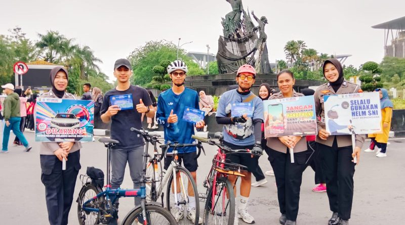 Direktorat Lalu Lintas (Ditlantas) Polda Riau kembali hadir di tengah masyarakat melalui kampanye keselamatan berlalu lintas. Kegiatan yang dipadukan dengan program Green Policing ini digelar di area Car Free Day (CFD) Jalan Sudirman, Pekanbaru, Minggu (19/4/2026). (Foto: Dirlantas Polda Riau)