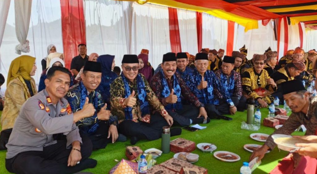 Suasana sakral menyelimuti wilayah adat Depati Dua Nenek, Kecamatan Koto Baru, pada Minggu (19/4/2026). Masyarakat setempat tumpah ruah merayakan Kenduri Sko Karang Setio TAP yang berlangsung dengan penuh kemeriahan. (Foto: Diskominfosta Sungai Penuh)