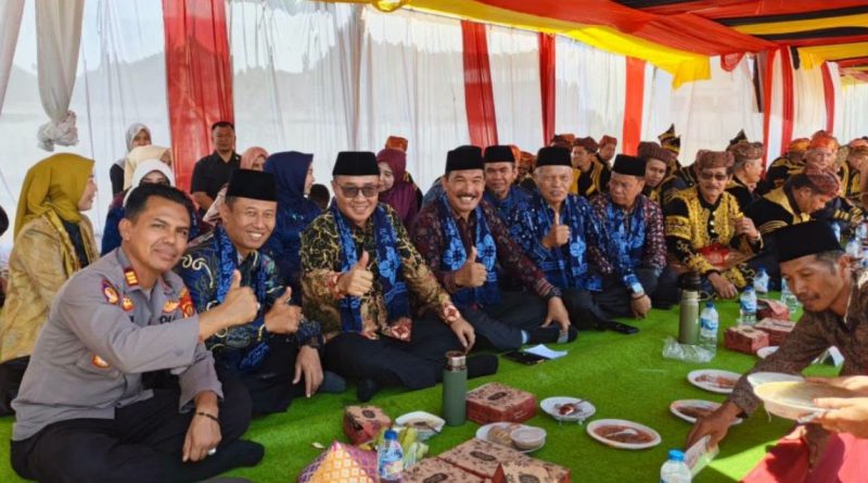 Suasana sakral menyelimuti wilayah adat Depati Dua Nenek, Kecamatan Koto Baru, pada Minggu (19/4/2026). Masyarakat setempat tumpah ruah merayakan Kenduri Sko Karang Setio TAP yang berlangsung dengan penuh kemeriahan. (Foto: Diskominfosta Sungai Penuh)