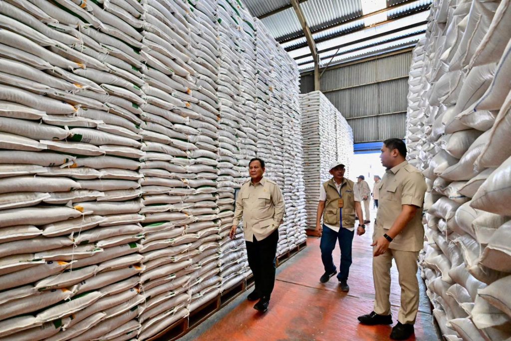 Presiden Prabowo Subianto melakukan inspeksi mendadak (sidak) ke Kompleks Gudang Bulog Danurejo, Kabupaten Magelang, Jawa Tengah, Sabtu (18/4/2026). Langkah ini diambil guna memastikan stabilitas stok pangan nasional tetap terjaga. (Foto: Setkab RI)