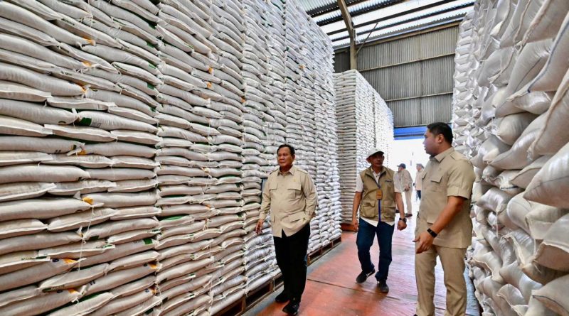 Presiden Prabowo Subianto melakukan inspeksi mendadak (sidak) ke Kompleks Gudang Bulog Danurejo, Kabupaten Magelang, Jawa Tengah, Sabtu (18/4/2026). Langkah ini diambil guna memastikan stabilitas stok pangan nasional tetap terjaga. (Foto: Setkab RI)