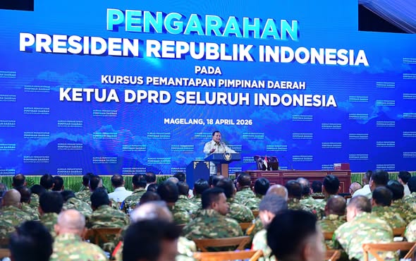 Presiden Prabowo Subianto memberikan pengarahan langsung kepada 503 Ketua Dewan Perwakilan Rakyat Daerah (DPRD) dari seluruh penjuru Tanah Air. Kegiatan ini berlangsung khidmat di Lembah Tidar, Akademi Militer (Akmil) Magelang, Jawa Tengah, Sabtu (18/4/2026). (Foto: Setkab RI)