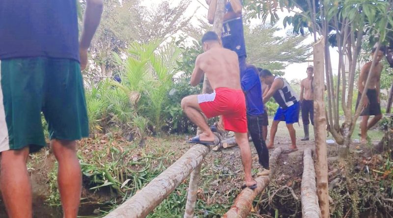 Jajaran Polres Pelalawan bersama masyarakat Desa Pangkalan Terap menggelar aksi gotong royong massal pada Minggu (19/04/2026). Kegiatan ini bertujuan untuk membersihkan area pembangunan Jembatan Merah Putih Presisi Tahap II. (Foto: Polsek Teluk Meranti)