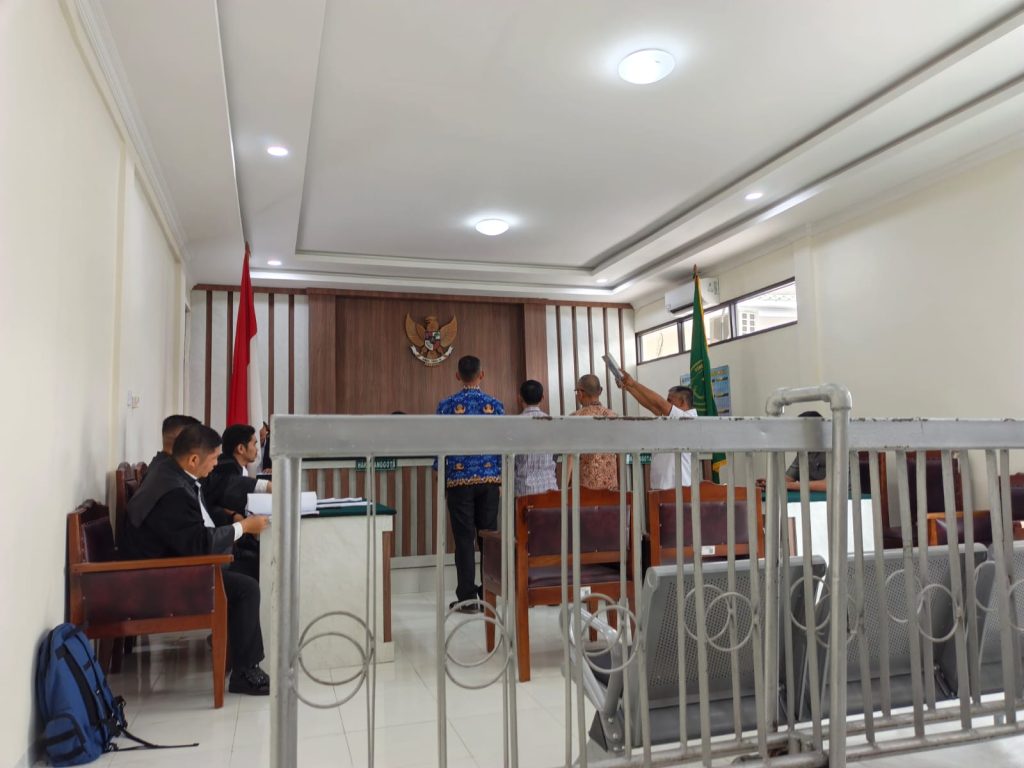 Sidang perkara dugaan perusakan bollard dengan terdakwa Fahruddin kembali digelar di Pengadilan Negeri Sungai Penuh pada Senin (20/4/2026). Persidangan yang dipimpin Ketua Majelis Hakim Muhammad Hanafi Isya ini fokus mendalami legalitas pemasangan fasilitas tersebut. (Foto: IST/Dewi Yulianti)