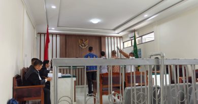 Sidang perkara dugaan perusakan bollard dengan terdakwa Fahruddin kembali digelar di Pengadilan Negeri Sungai Penuh pada Senin (20/4/2026). Persidangan yang dipimpin Ketua Majelis Hakim Muhammad Hanafi Isya ini fokus mendalami legalitas pemasangan fasilitas tersebut. (Foto: IST/Dewi Yulianti)