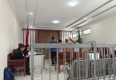 Sidang perkara dugaan perusakan bollard dengan terdakwa Fahruddin kembali digelar di Pengadilan Negeri Sungai Penuh pada Senin (20/4/2026). Persidangan yang dipimpin Ketua Majelis Hakim Muhammad Hanafi Isya ini fokus mendalami legalitas pemasangan fasilitas tersebut. (Foto: IST/Dewi Yulianti)