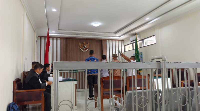 Sidang perkara dugaan perusakan bollard dengan terdakwa Fahruddin kembali digelar di Pengadilan Negeri Sungai Penuh pada Senin (20/4/2026). Persidangan yang dipimpin Ketua Majelis Hakim Muhammad Hanafi Isya ini fokus mendalami legalitas pemasangan fasilitas tersebut. (Foto: IST/Dewi Yulianti)