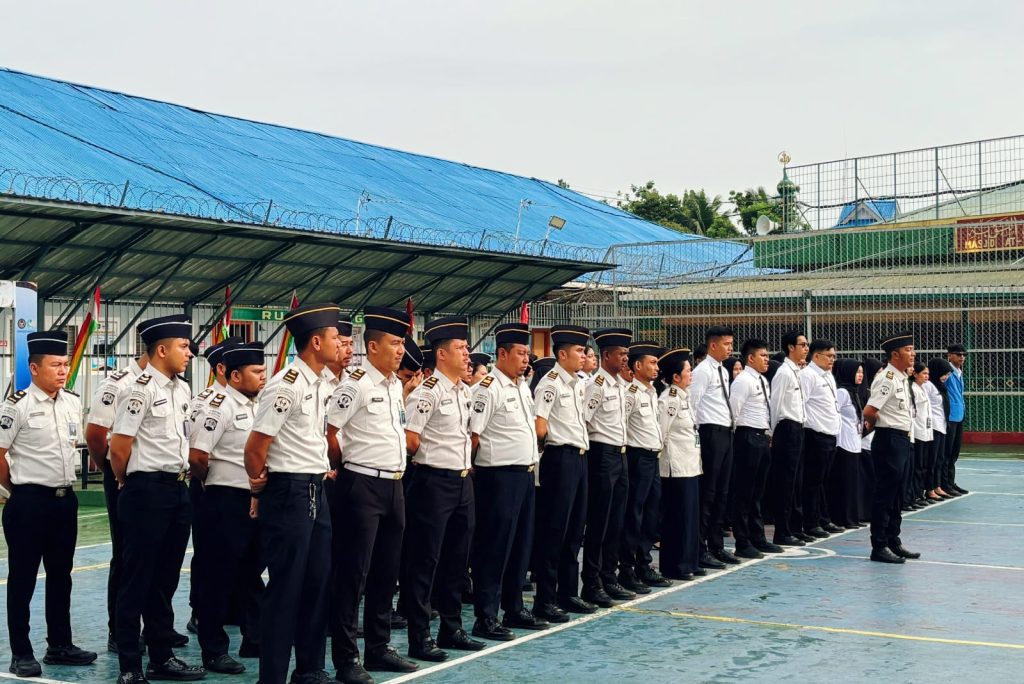 embaga Pemasyarakatan (Lapas) Kelas IIA Pekanbaru kembali menggelar apel pagi rutin dengan tertib dan khidmat pada Senin (20/04/2026). (Foto: Humas Lapas llA Pekanbaru)