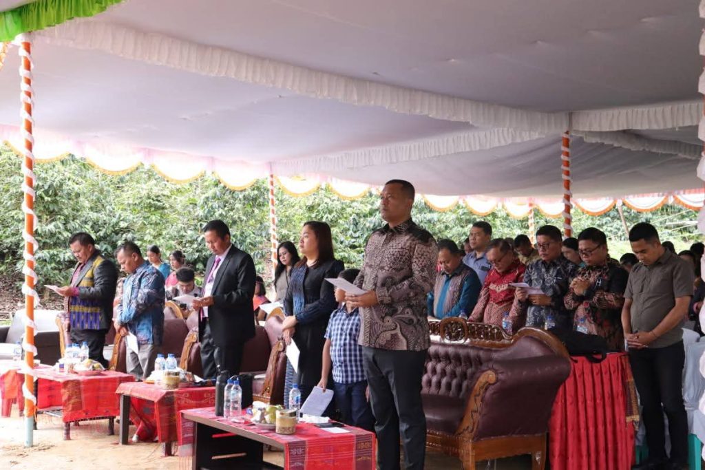 Bupati Toba, Effendi Napitupulu, menghadiri acara syukuran pembangunan rumah dinas sekaligus peletakan batu pertama di Kompleks Gereja HKBP Gurgurdolok Aekraja, Kecamatan Tampahan, Minggu (19/4/2026). (Foto: IST/Dochmerson Simarmata)