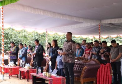 Bupati Toba, Effendi Napitupulu, menghadiri acara syukuran pembangunan rumah dinas sekaligus peletakan batu pertama di Kompleks Gereja HKBP Gurgurdolok Aekraja, Kecamatan Tampahan, Minggu (19/4/2026). (Foto: IST/Dochmerson Simarmata)