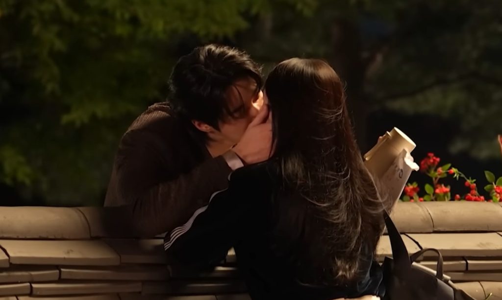 Adegan ciuman Byeon Woo Seok dan IU dalam drama "Perfect Crown". (Foto: Hasil Tangkapan Layar BTS Perfect Crown di Channel Youtube MBC)