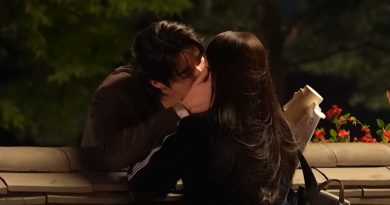 Adegan ciuman Byeon Woo Seok dan IU dalam drama "Perfect Crown". (Foto: Hasil Tangkapan Layar BTS Perfect Crown di Channel Youtube MBC)