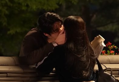 Adegan ciuman Byeon Woo Seok dan IU dalam drama "Perfect Crown". (Foto: Hasil Tangkapan Layar BTS Perfect Crown di Channel Youtube MBC)