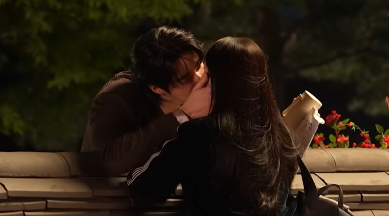 Adegan ciuman Byeon Woo Seok dan IU dalam drama "Perfect Crown". (Foto: Hasil Tangkapan Layar BTS Perfect Crown di Channel Youtube MBC)