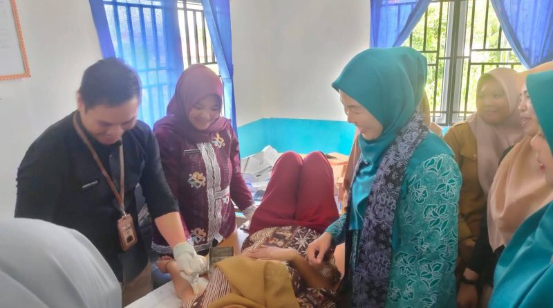Pemerintah Kota Sungai Penuh memperingati Hari Kartini 2026 dengan aksi nyata melalui penyediaan pelayanan Keluarga Berencana (KB) gratis. Kegiatan ini dipusatkan di Kantor Penyuluh KB Kecamatan Sungai Penuh pada Selasa (21/4/2026). (Foto: IST/Dewi Yulianti)