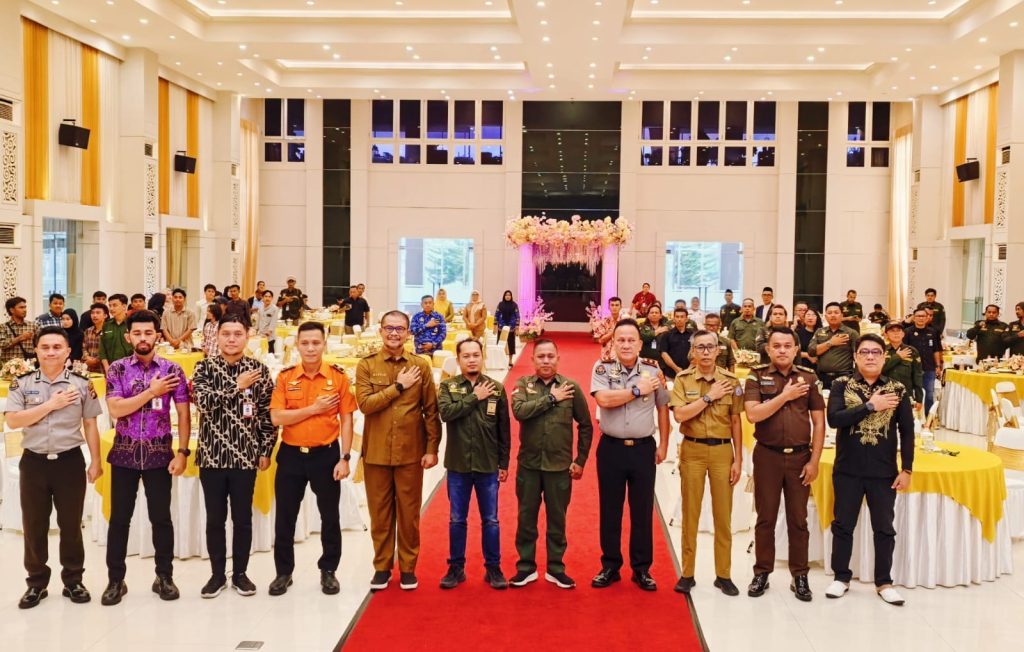 Hubungan antara pemerintah dan media massa terus diperkuat guna menghadapi tantangan arus informasi digital. Hal ini ditegaskan dalam acara Pelantikan Anggota DPD Gorontalo sekaligus Rapimnas Asosiasi Keluarga Pers Indonesia (AKPERSI) di Gedung Grand Palace Convention Center, Senin (20/4/2026). (Foto: DPD AKPERSI Gorontalo)