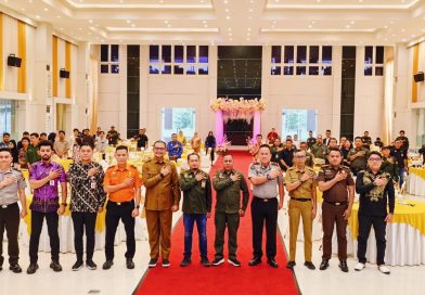 Hubungan antara pemerintah dan media massa terus diperkuat guna menghadapi tantangan arus informasi digital. Hal ini ditegaskan dalam acara Pelantikan Anggota DPD Gorontalo sekaligus Rapimnas Asosiasi Keluarga Pers Indonesia (AKPERSI) di Gedung Grand Palace Convention Center, Senin (20/4/2026). (Foto: DPD AKPERSI Gorontalo)