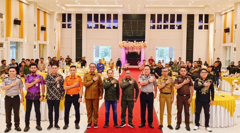 Hubungan antara pemerintah dan media massa terus diperkuat guna menghadapi tantangan arus informasi digital. Hal ini ditegaskan dalam acara Pelantikan Anggota DPD Gorontalo sekaligus Rapimnas Asosiasi Keluarga Pers Indonesia (AKPERSI) di Gedung Grand Palace Convention Center, Senin (20/4/2026). (Foto: DPD AKPERSI Gorontalo)
