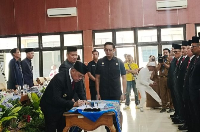 Bupati Lahat, Bursah Zarnubi, secara resmi melantik sejumlah pejabat baru di lingkungan Pemerintah Kabupaten Lahat pada Selasa (21/4/2026). (Foto: IST/Heri Susanto)