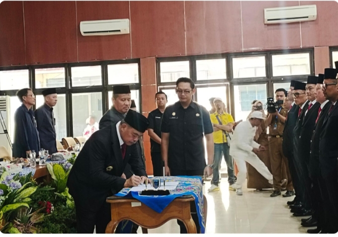 Bupati Lahat, Bursah Zarnubi, secara resmi melantik sejumlah pejabat baru di lingkungan Pemerintah Kabupaten Lahat pada Selasa (21/4/2026). (Foto: IST/Heri Susanto)