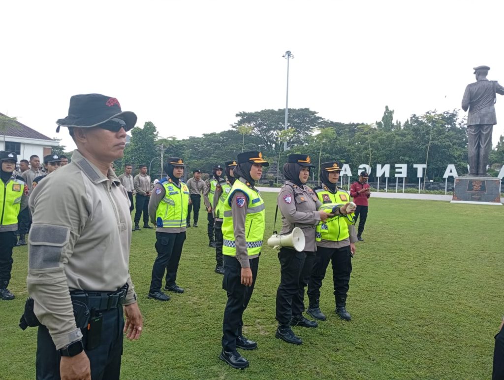 Memasuki hari kedua pelatihan Tim Negosiator, Polda Jawa Tengah semakin mematangkan kesiapan personel Polwan. Kegiatan yang berlangsung di halaman Mapolda Jateng pada Selasa (21/4/2026) ini bertujuan memperkuat pola pengamanan yang humanis dan dialogis. (Foto: Humas Polda Jateng)
