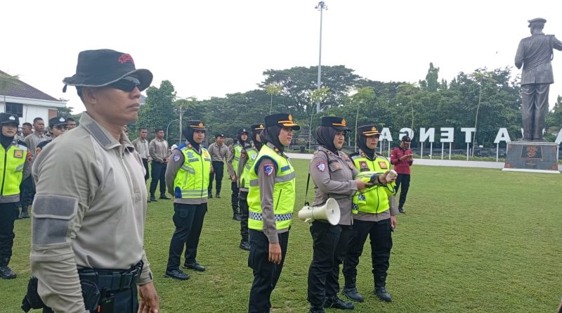 Memasuki hari kedua pelatihan Tim Negosiator, Polda Jawa Tengah semakin mematangkan kesiapan personel Polwan. Kegiatan yang berlangsung di halaman Mapolda Jateng pada Selasa (21/4/2026) ini bertujuan memperkuat pola pengamanan yang humanis dan dialogis. (Foto: Humas Polda Jateng)
