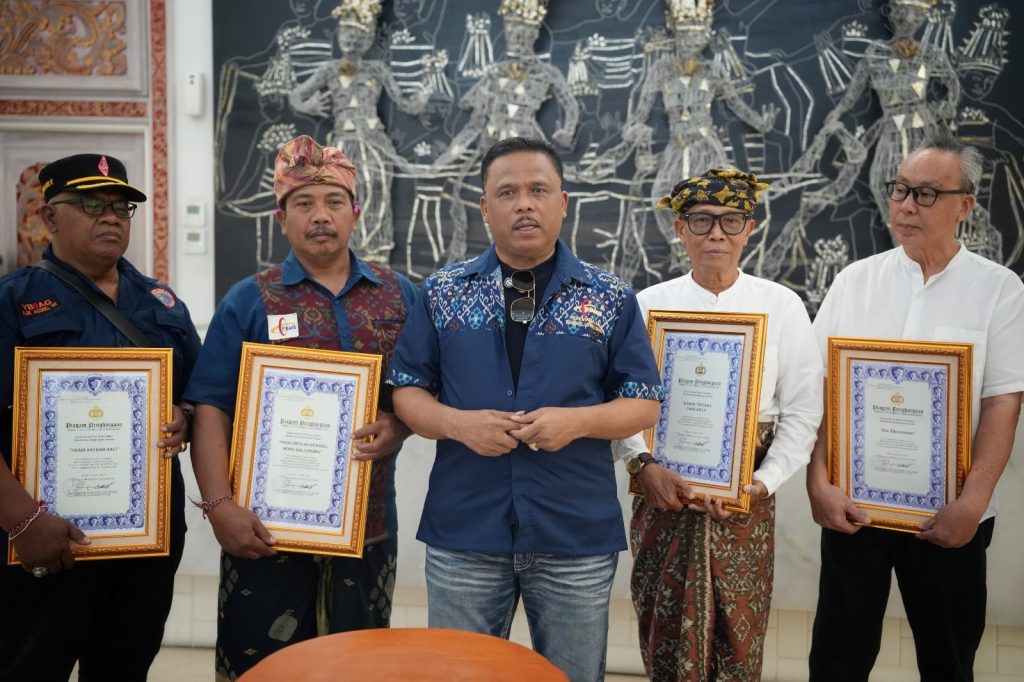 Kakorlantas Polri, Irjen Pol Agus Suryonugroho, memberikan piagam penghargaan kepada sejumlah tokoh komunitas di Bali pada Senin (20/4/2026). (Foto: Divhumas Polri)
