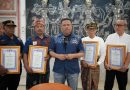 Kakorlantas Polri, Irjen Pol Agus Suryonugroho, memberikan piagam penghargaan kepada sejumlah tokoh komunitas di Bali pada Senin (20/4/2026). (Foto: Divhumas Polri)
