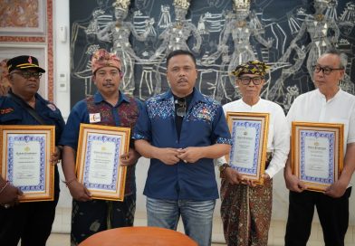 Kakorlantas Polri, Irjen Pol Agus Suryonugroho, memberikan piagam penghargaan kepada sejumlah tokoh komunitas di Bali pada Senin (20/4/2026). (Foto: Divhumas Polri)