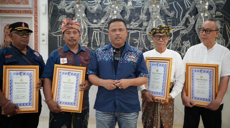 Kakorlantas Polri, Irjen Pol Agus Suryonugroho, memberikan piagam penghargaan kepada sejumlah tokoh komunitas di Bali pada Senin (20/4/2026). (Foto: Divhumas Polri)