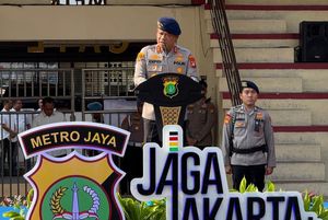 Kapolda Metro Jaya, Irjen Pol. Asep Edi Suheri, memimpin apel besar di Stadion Presisi Polda Metro Jaya pada Senin (20/4/2026). Apel ini diikuti oleh 2.098 personel Satuan Brimob guna memastikan kesiapan operasional menghadapi berbagai dinamika tugas ke depan. (Foto: Divhumas Polda Metrojaya)