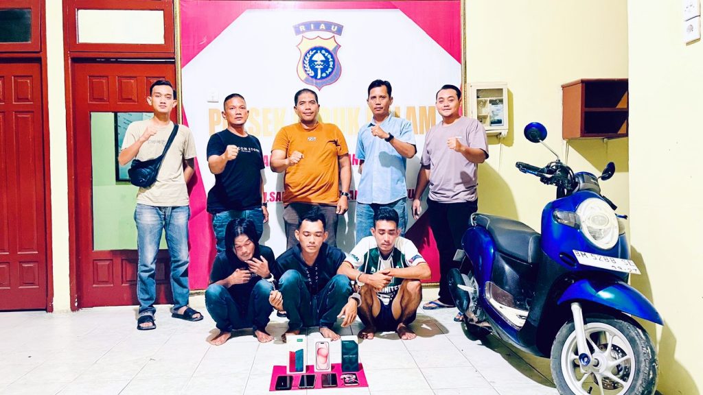 Tim Unit Reskrim Polsek Lubuk Dalam berhasil mengungkap kasus pencurian dengan pemberatan (curat) yang menyasar "Toko Andin" di Kampung Empang Baru. Tiga orang pria diringkus di wilayah Koto Gasib setelah sempat buron sejak September 2025 lalu. (Foto: Polsek Lubuk Dalam)