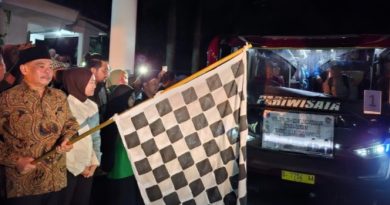 Bupati Lahat, Bursah Zarnubi, didampingi Wakil Bupati Widia Ningsih, S.H., M.H., resmi melepas keberangkatan jamaah calon haji Kabupaten Lahat tahun 2026. Acara pelepasan berlangsung khidmat di Halaman Gedung Kesenian pada Selasa malam (21/4/2026). (Foto: IST/Heri Susanto)