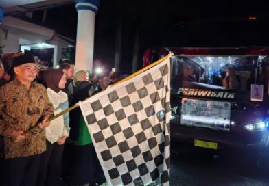 Bupati Lahat, Bursah Zarnubi, didampingi Wakil Bupati Widia Ningsih, S.H., M.H., resmi melepas keberangkatan jamaah calon haji Kabupaten Lahat tahun 2026. Acara pelepasan berlangsung khidmat di Halaman Gedung Kesenian pada Selasa malam (21/4/2026). (Foto: IST/Heri Susanto)