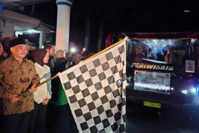 Bupati Lahat, Bursah Zarnubi, didampingi Wakil Bupati Widia Ningsih, S.H., M.H., resmi melepas keberangkatan jamaah calon haji Kabupaten Lahat tahun 2026. Acara pelepasan berlangsung khidmat di Halaman Gedung Kesenian pada Selasa malam (21/4/2026). (Foto: IST/Heri Susanto)