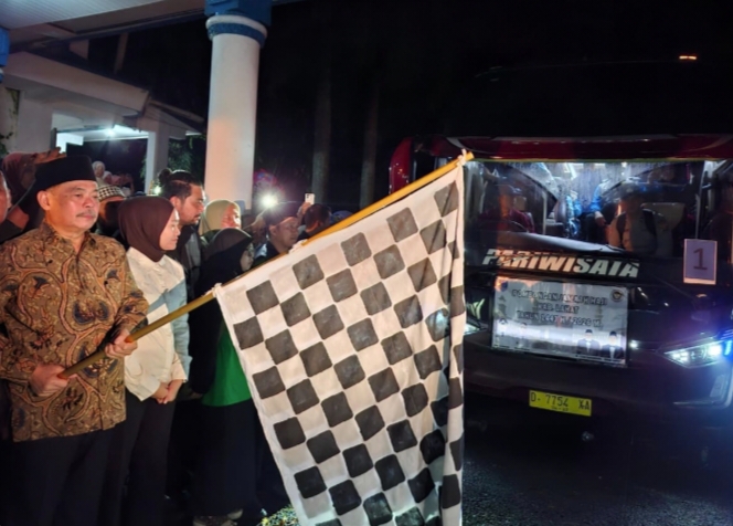 Bupati Lahat, Bursah Zarnubi, didampingi Wakil Bupati Widia Ningsih, S.H., M.H., resmi melepas keberangkatan jamaah calon haji Kabupaten Lahat tahun 2026. Acara pelepasan berlangsung khidmat di Halaman Gedung Kesenian pada Selasa malam (21/4/2026). (Foto: IST/Heri Susanto)