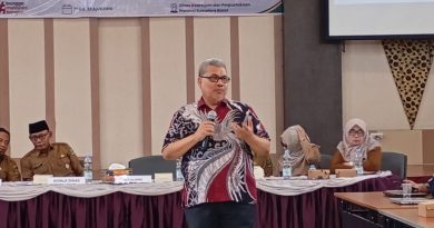Ketua DPRD Provinsi Sumatera Barat, Muhidi, berkomitmen memperkuat minat baca generasi muda.Komitmen tersebut disampaikan Muhidi saat menghadiri kegiatan Sosialisasi dan Bimbingan Teknis Strategi Pengembangan Perpustakaan (SPP-TIK) di Aula Dinas Kearsipan dan Perpustakaan Provinsi Sumatera Barat pada Selasa (21/4/2026). (Foto: IST/Novrianto)