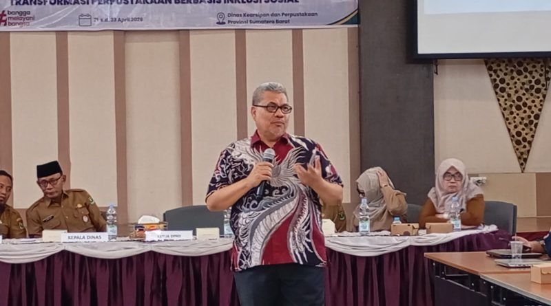 Ketua DPRD Provinsi Sumatera Barat, Muhidi, berkomitmen memperkuat minat baca generasi muda.Komitmen tersebut disampaikan Muhidi saat menghadiri kegiatan Sosialisasi dan Bimbingan Teknis Strategi Pengembangan Perpustakaan (SPP-TIK) di Aula Dinas Kearsipan dan Perpustakaan Provinsi Sumatera Barat pada Selasa (21/4/2026). (Foto: IST/Novrianto)