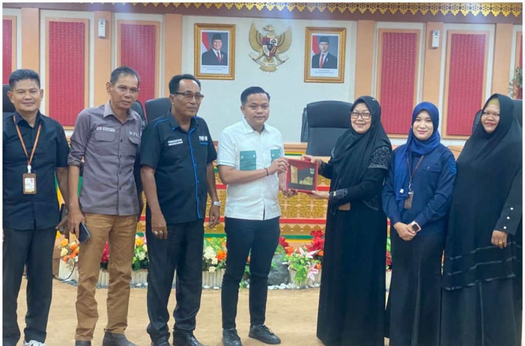Rombongan wartawan yang tergabung dalam Forum Wartawan Parlemen Sumatera Barat (FWP-SB) melakukan kunjungan studi tiru ke Sekretariat DPRD Provinsi Riau pada Rabu (22/4/2026). (Foto: IST/Novrianto)