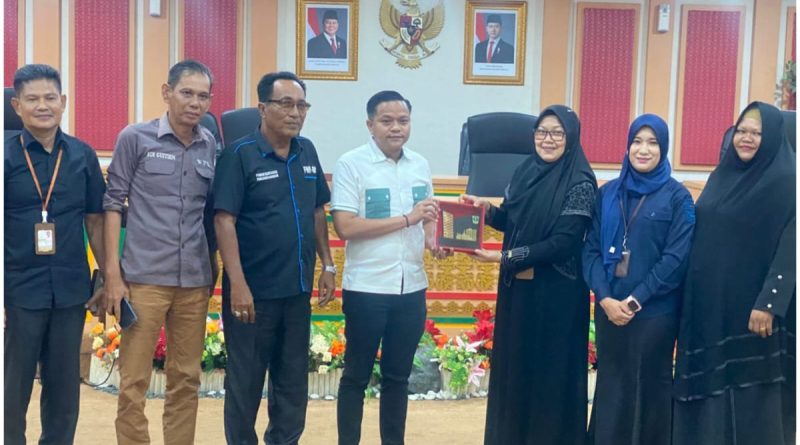 Rombongan wartawan yang tergabung dalam Forum Wartawan Parlemen Sumatera Barat (FWP-SB) melakukan kunjungan studi tiru ke Sekretariat DPRD Provinsi Riau pada Rabu (22/4/2026). (Foto: IST/Novrianto)