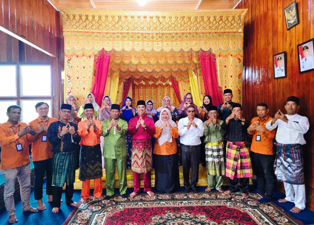 Jajaran Badan Pusat Statistik (BPS) Kabupaten Kepulauan Meranti melakukan kunjungan silaturahmi ke Balai Adat Lembaga Adat Melayu Riau (LAMR) di Jalan Dorak, Selatpanjang, Rabu (22/4/2026). (Foto: Humas LAMR Kepulauan Meranti)