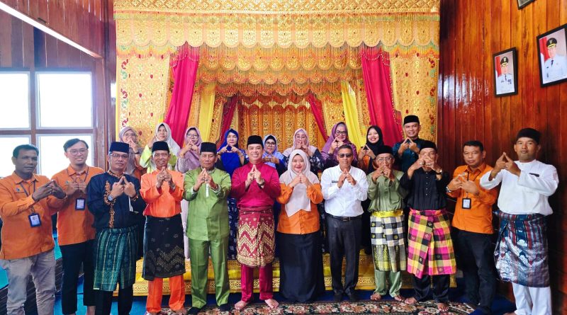 Jajaran Badan Pusat Statistik (BPS) Kabupaten Kepulauan Meranti melakukan kunjungan silaturahmi ke Balai Adat Lembaga Adat Melayu Riau (LAMR) di Jalan Dorak, Selatpanjang, Rabu (22/4/2026). (Foto: Humas LAMR Kepulauan Meranti)