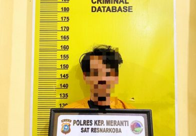 Satuan Reserse Narkoba (Satresnarkoba) Polres Kepulauan Meranti kembali menunjukkan ketegasannya dalam memberantas peredaran gelap narkotika. Seorang pria berinisial EA (35) berhasil diamankan petugas dalam sebuah penggerebekan di Jalan Dorak, Kelurahan Banglas, pada Rabu (22/04/2026). (Foto: Humas Polres Meranti)