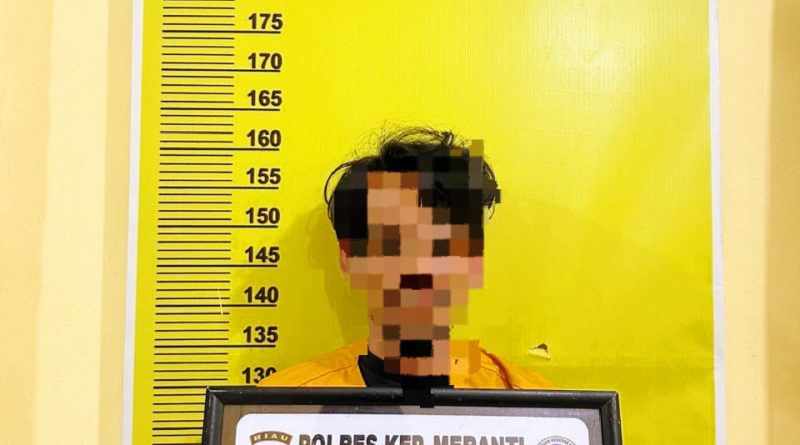 Satuan Reserse Narkoba (Satresnarkoba) Polres Kepulauan Meranti kembali menunjukkan ketegasannya dalam memberantas peredaran gelap narkotika. Seorang pria berinisial EA (35) berhasil diamankan petugas dalam sebuah penggerebekan di Jalan Dorak, Kelurahan Banglas, pada Rabu (22/04/2026). (Foto: Humas Polres Meranti)