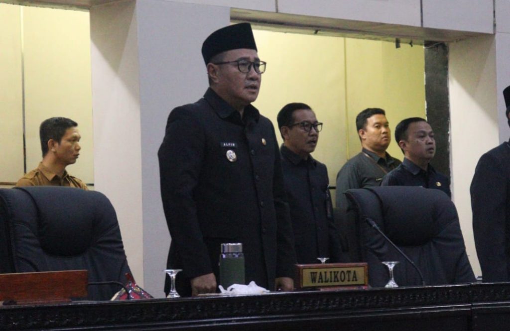 Wali Kota Sungai Penuh, Alfin, SH, menghadiri rapat paripurna DPRD Kota Sungai Penuh pada Selasa (21/4/2026). Agenda utama rapat ini adalah penyampaian pendapat akhir fraksi-fraksi dewan terhadap Laporan Keterangan Pertanggungjawaban (LKPJ) Wali Kota Tahun Anggaran 2025. (Foto: Diskominfosta Sungai Penuh)