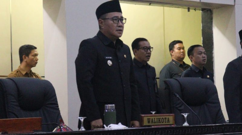 Wali Kota Sungai Penuh, Alfin, SH, menghadiri rapat paripurna DPRD Kota Sungai Penuh pada Selasa (21/4/2026). Agenda utama rapat ini adalah penyampaian pendapat akhir fraksi-fraksi dewan terhadap Laporan Keterangan Pertanggungjawaban (LKPJ) Wali Kota Tahun Anggaran 2025. (Foto: Diskominfosta Sungai Penuh)