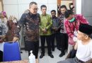 Wali Kota Sungai Penuh, Alfin, meninjau langsung pelaksanaan pemeriksaan kesehatan dan vaksinasi bagi 128 Calon Jemaah Haji (CJH) tahun 2026. Kegiatan ini dipusatkan di RSUD H. Bakri pada Kamis (23/4/2026) sebagai tahapan wajib sebelum keberangkatan ke Tanah Suci. (Foto: Diskominfosta Sungai Penuh)