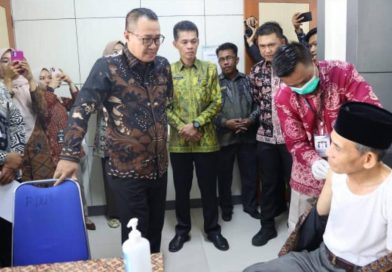 Wali Kota Sungai Penuh, Alfin, meninjau langsung pelaksanaan pemeriksaan kesehatan dan vaksinasi bagi 128 Calon Jemaah Haji (CJH) tahun 2026. Kegiatan ini dipusatkan di RSUD H. Bakri pada Kamis (23/4/2026) sebagai tahapan wajib sebelum keberangkatan ke Tanah Suci. (Foto: Diskominfosta Sungai Penuh)