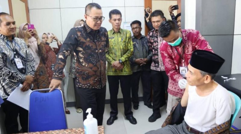 Wali Kota Sungai Penuh, Alfin, meninjau langsung pelaksanaan pemeriksaan kesehatan dan vaksinasi bagi 128 Calon Jemaah Haji (CJH) tahun 2026. Kegiatan ini dipusatkan di RSUD H. Bakri pada Kamis (23/4/2026) sebagai tahapan wajib sebelum keberangkatan ke Tanah Suci. (Foto: Diskominfosta Sungai Penuh)