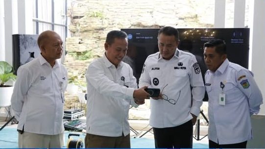 Wali Kota Sungai Penuh, Alfin, menerima kunjungan resmi Kepala Stasiun TVRI Jambi, Herly Marjoni, di rumah dinas wali kota pada Rabu (22/4/2026). Pertemuan ini bertujuan untuk mensosialisasikan siaran langsung Piala Dunia 2026 yang akan ditayangkan oleh TVRI. (Foto: Diskominfosta Sungai Penuh)